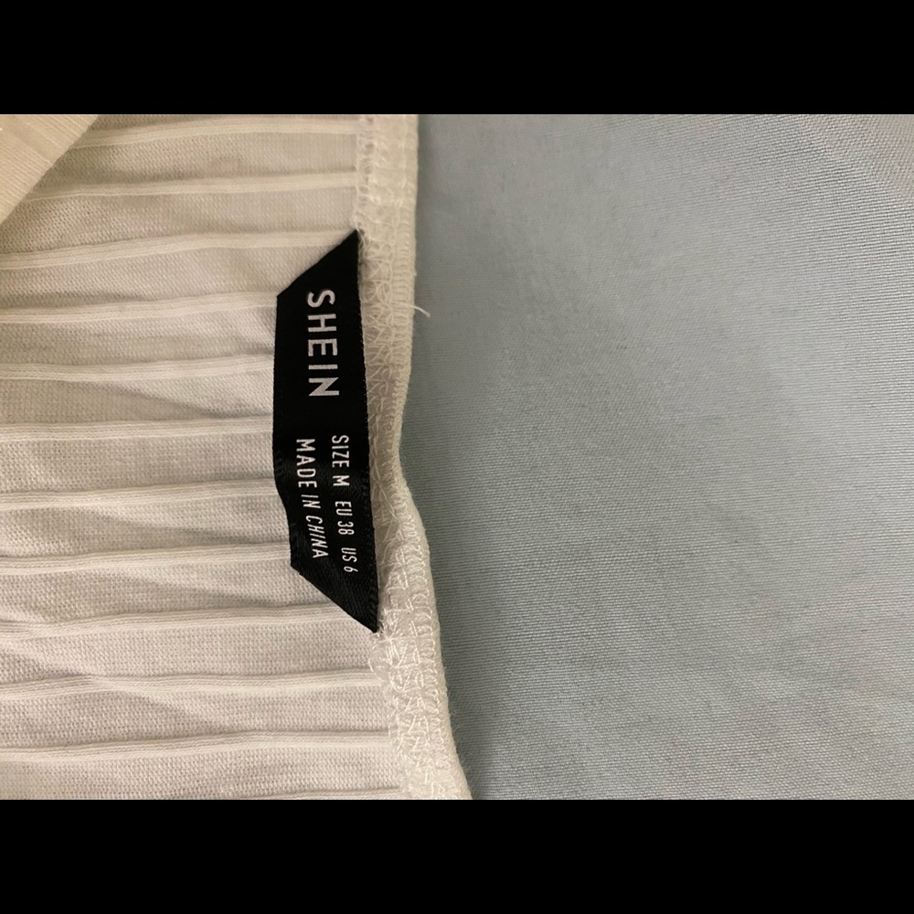 White top - Picture 2 of 2